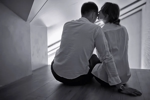 男性と女性の関係の概念から家庭での愛のカップル — ストック写真