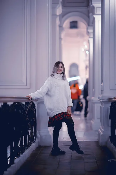 겨울에는 스웨터를 여자가 밖에서 산책을 — 스톡 사진