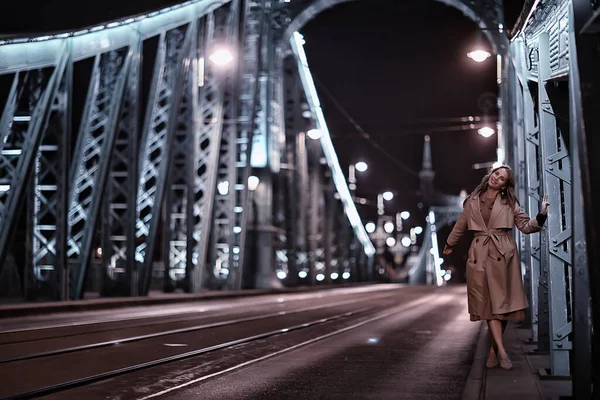 Inverno Budapest Bridge Girl Vista Inverno Mulher Turista Budapest Hungary — Fotografia de Stock