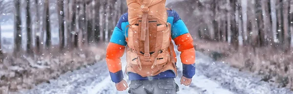 Человек Путешественник Рюкзаком Лесу Вид Зиму Американском Лесу Ландшафт Северной — стоковое фото