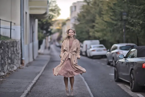 Menina Felicidade Estilo Urbano Vestido Andando Italiano Olhar — Fotografia de Stock