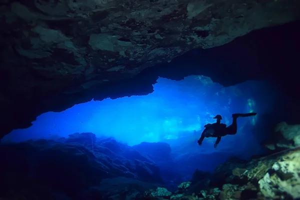 洞窟技術ダイビングスポーツ事故の危険性洞窟への恐怖 — ストック写真
