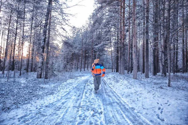 Hombre Viajero Con Una Mochila Bosque Vista Invierno Bosque Americano —  Fotos de Stock