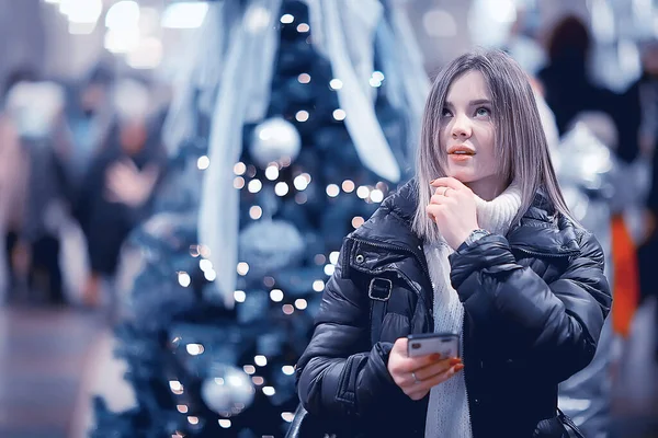 Κορίτσι Χριστούγεννα Φώτα Βράδυ Διακοσμημένα Πόλη Ένα Νεαρό Μοντέλο Στο — Φωτογραφία Αρχείου