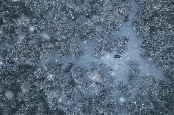 Samochód Lesie Zimą Widok Góry Helikopter Zdjęcie Samolotu Krajobraz Zimowy — Zdjęcie stockowe
