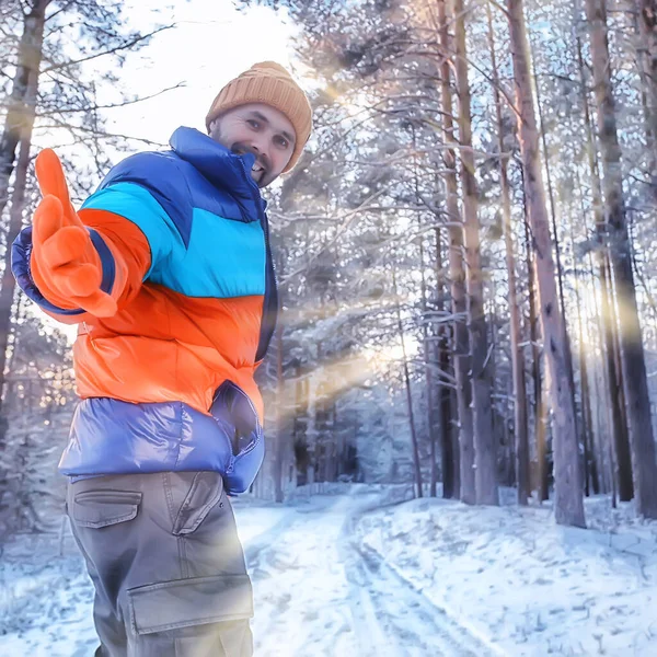 Hombre Feliz Bosque Invierno Saludando Gesto Mano Vista Invierno Turismo —  Fotos de Stock