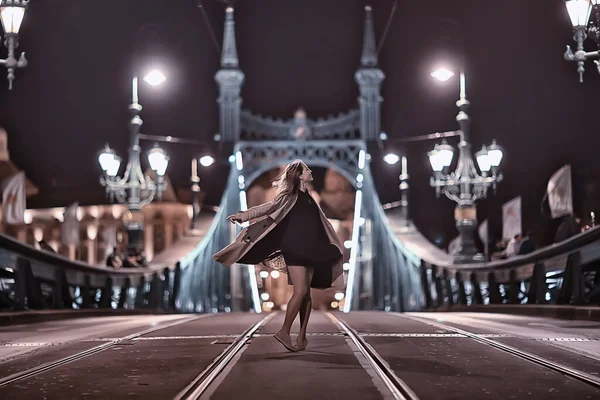 穿着外套的女孩 春天的眼光 夜晚漫步在最美丽的链桥上 — 图库照片