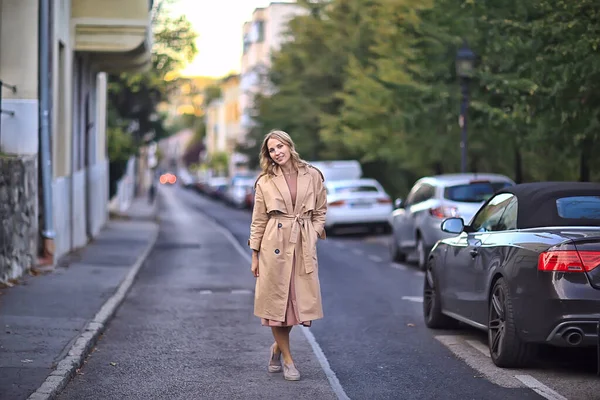 幸福の女の子で都会的なスタイルのドレスイタリア語で歩く見て — ストック写真