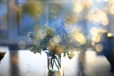 Bir vazoda elma ağacı dalları buketi, Bahar Çatı katında güzel bir buket