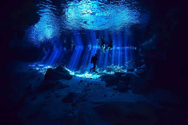メキシコの中心部でダイビングユカタンで危険な洞窟ダイビング水中の暗い洞窟の風景 — ストック写真