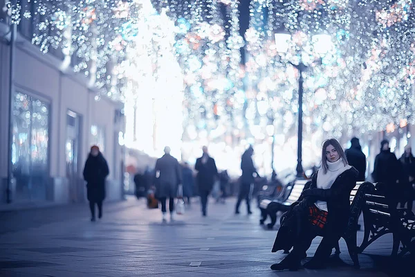 Kız Noel Işıkları Akşam Dekore Edilmiş Şehir Şehir Dekorasyonları Çelenklerin — Stok fotoğraf