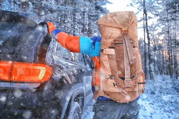 Hiking Sport Forest Extreme Winter Male Traveler Backpack Next Car — Stock Photo, Image