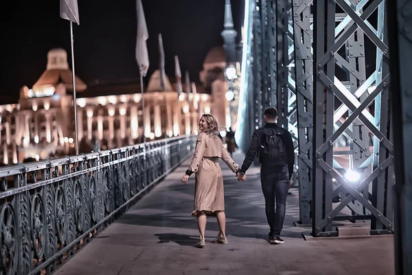 恋人カップルブダペスト歩く春景色ハンガリーの首都男と女の観光客 — ストック写真