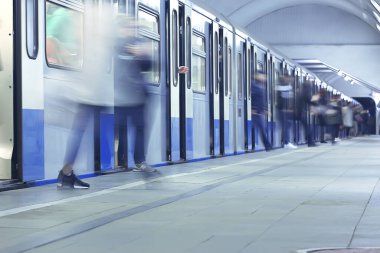 Hareket halindeki insan kalabalığı bulanık, soyut şehir trafiği insanları