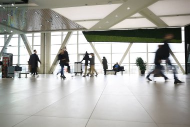 Hareket halindeki insan kalabalığı bulanık, soyut şehir trafiği insanları