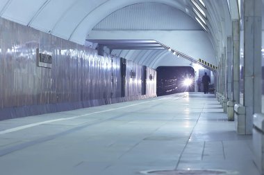 Hareket halindeki insan kalabalığı bulanık, soyut şehir trafiği insanları