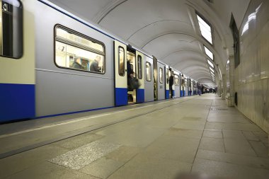 Vagon treni, metro hareketi, ulaşım konsepti insanlar olmadan soyut arka plan