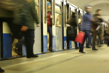 Hareket halindeki insan kalabalığı bulanık, soyut şehir trafiği insanları