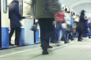 Hareket halindeki insan kalabalığı bulanık, soyut şehir trafiği insanları
