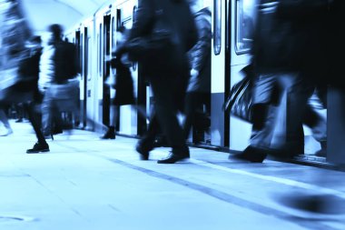 Hareket halindeki insan kalabalığı bulanık, soyut şehir trafiği insanları