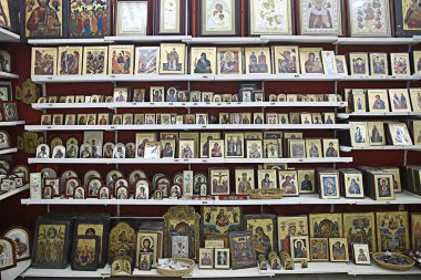Kalambaka, Yunanistan - 17 Eylül 2019: Bir kilise dükkanında ortodoks simgeleri, kilise inancı kavramı