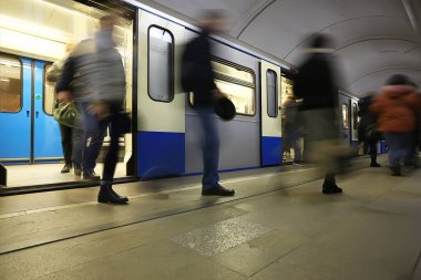 Hareket halindeki insan kalabalığı bulanık, soyut şehir trafiği insanları