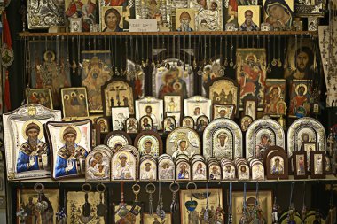 Kalambaka, Yunanistan - 17 Eylül 2019: Bir kilise dükkanında ortodoks simgeleri, kilise inancı kavramı