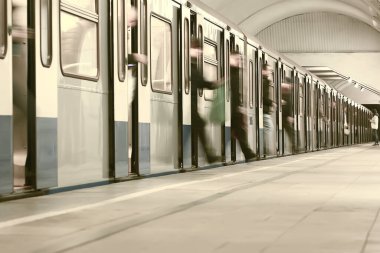 Hareket halindeki insan kalabalığı bulanık, soyut şehir trafiği insanları