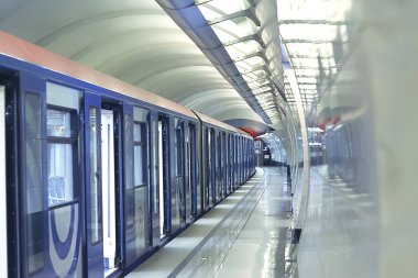 Vagon treni, metro hareketi, ulaşım konsepti insanlar olmadan soyut arka plan
