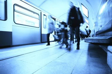 Hareket halindeki insan kalabalığı bulanık, soyut şehir trafiği insanları