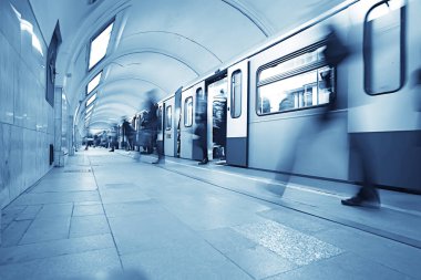 Hareket halindeki insan kalabalığı bulanık, soyut şehir trafiği insanları