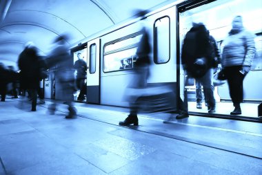 Hareket halindeki insan kalabalığı bulanık, soyut şehir trafiği insanları