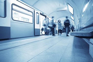Hareket halindeki insan kalabalığı bulanık, soyut şehir trafiği insanları