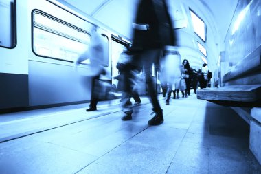 Hareket halindeki insan kalabalığı bulanık, soyut şehir trafiği insanları