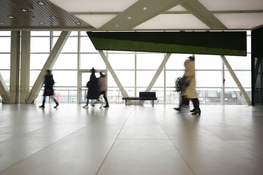 Hareket halindeki insan kalabalığı bulanık, soyut şehir trafiği insanları