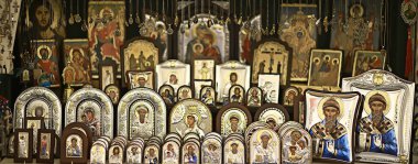 Kalambaka, Yunanistan - 17 Eylül 2019: Bir kilise dükkanında ortodoks simgeleri, kilise inancı kavramı