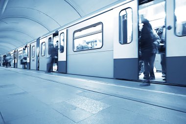 Hareket halindeki insan kalabalığı bulanık, soyut şehir trafiği insanları