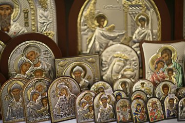 Kalambaka, Yunanistan - 17 Eylül 2019: Bir kilise dükkanında ortodoks simgeleri, kilise inancı kavramı