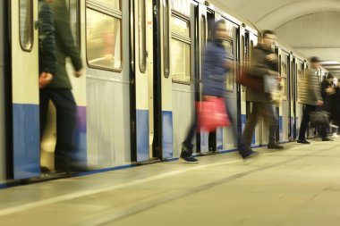 Hareket halindeki insan kalabalığı bulanık, soyut şehir trafiği insanları