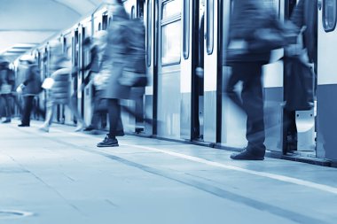 Hareket halindeki insan kalabalığı bulanık, soyut şehir trafiği insanları