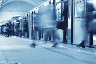 Hareket halindeki insan kalabalığı bulanık, soyut şehir trafiği insanları