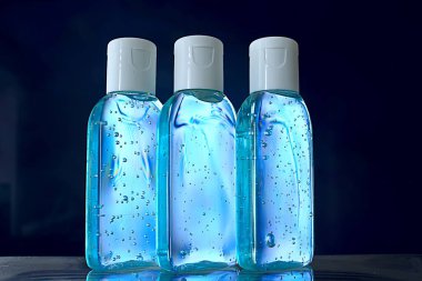 Koronavirüse karşı antiseptik jel koruması, bakteri ve virüslere karşı dezenfekte jel koruması kavramı.