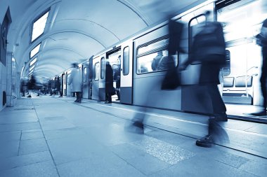 Hareket halindeki insan kalabalığı bulanık, soyut şehir trafiği insanları