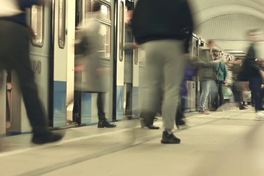 Hareket halindeki insan kalabalığı bulanık, soyut şehir trafiği insanları