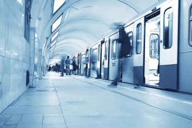Hareket halindeki insan kalabalığı bulanık, soyut şehir trafiği insanları