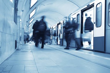 Hareket halindeki insan kalabalığı bulanık, soyut şehir trafiği insanları