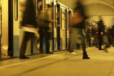 Hareket halindeki insan kalabalığı bulanık, soyut şehir trafiği insanları