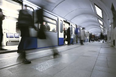 Hareket halindeki insan kalabalığı bulanık, soyut şehir trafiği insanları