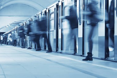 Hareket halindeki insan kalabalığı bulanık, soyut şehir trafiği insanları
