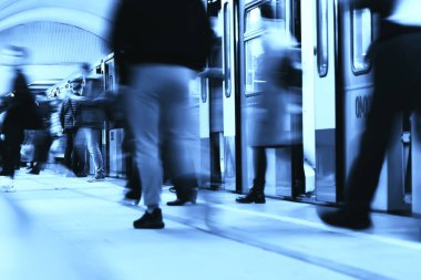 Hareket halindeki insan kalabalığı bulanık, soyut şehir trafiği insanları